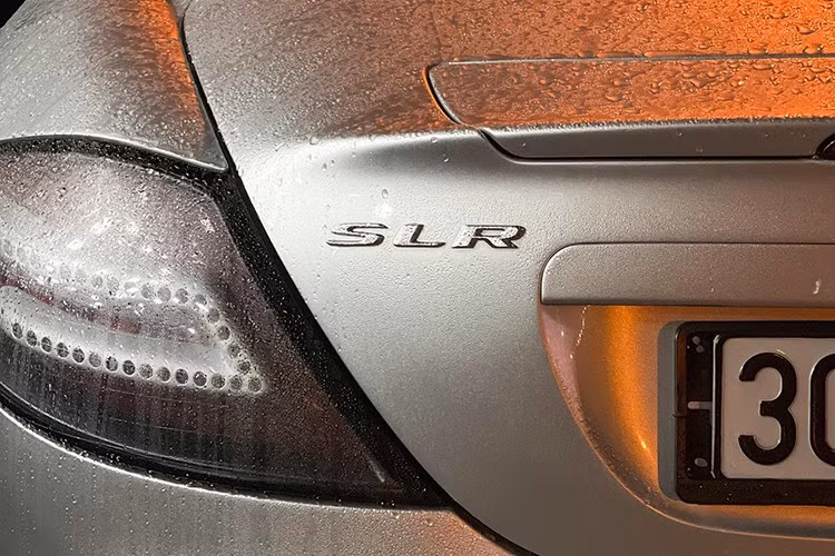 Để làm được điều này, chiếc siêu xe Mercedes-Benz SLR McLaren đã được trang bị khối động cơ V8 5,4 lít do AMG chế tạo, mang lại công suất 617 mã lực tại 6.500 vòng/phút và mô men xoắn cực đại 780 Nm tại 3.250 đến 5.000 vòng/phút, dẫn động cầu sau thông qua hộp số tự động 5 cấp.