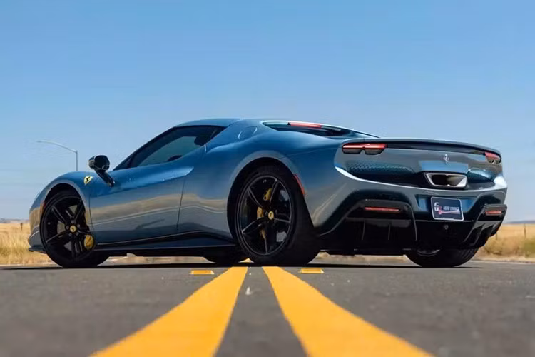 Được giao xe mới với giá niêm yết là 378.141 USD, chiếc Ferrari 296 GTB này chỉ chạy được 1.269 miles, hơn 2.0000 km và nay nó được bán với giá 260.000 USD. Giao dịch này làm nổi bật thực tế đôi khi khắc nghiệt của việc khấu hao trong thế giới siêu xe.
