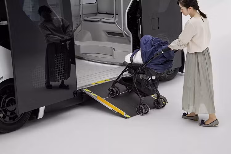 e-Palette dài 4.950 mm, ngang với Land Cruiser Prado nhưng rộng tới 2.080 mm và cao 2.650 mm, mang lại dáng vẻ vuông vắn, đồ sộ hơn nhiều. Trọng lượng xe đạt 2.950 kg. Mẫu xe được trang bị mô-tơ điện công suất 201 mã lực, mô-men xoắn 266 Nm, tốc độ tối đa 80 km/h – cao hơn nhiều so với tốc độ 20 km/h của bản nguyên mẫu tại Olympic.