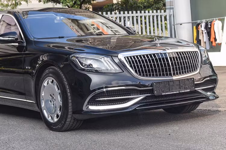 Mercedes-Maybach S650 Pullman được định danh là chiếc xe siêu sang chỉ dành cho các triệu phú, tỷ phú, các dân chơi muốn thể hiện khác biệt và tất nhiên các phiên bản sản xuất hàng loạt của Rolls-Royce hay Bentley là không thể sánh kịp.