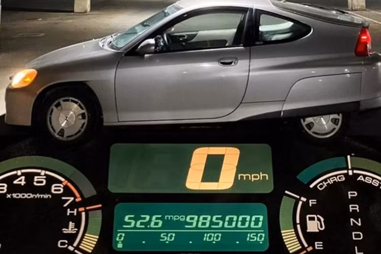 Để đạt quãng đường đáng kinh ngạc, xe Honda Insight 2002 của Daisy đã phải thay 3 hộp số CVT, 3 bộ pin hybrid, 2 bánh đà và một gioăng nắp máy.