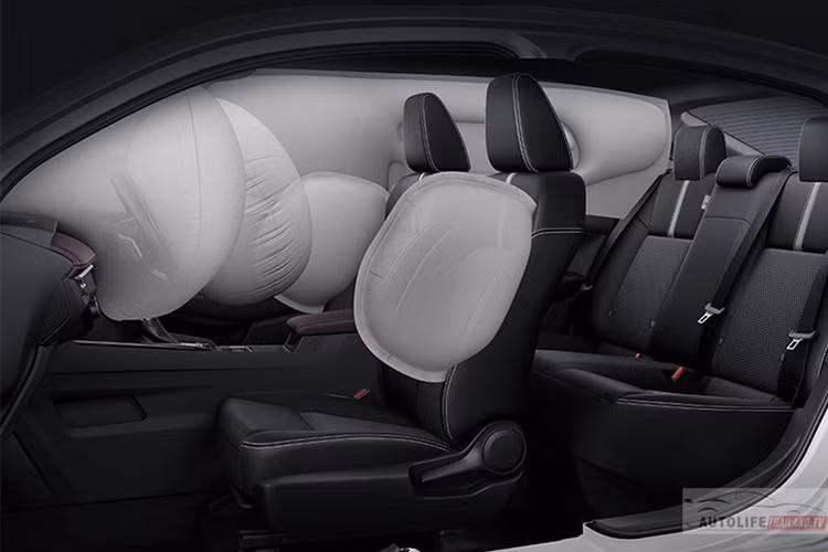Xe sẽ được trang bị hệ thống khởi động bằng nút bấm, Apple CarPlay/Android Auto, điều hòa tự động với cửa gió cho hàng ghế sau, camera 360 độ, cảnh báo điểm mù và cảnh báo phương tiện cắt ngang khi lùi.