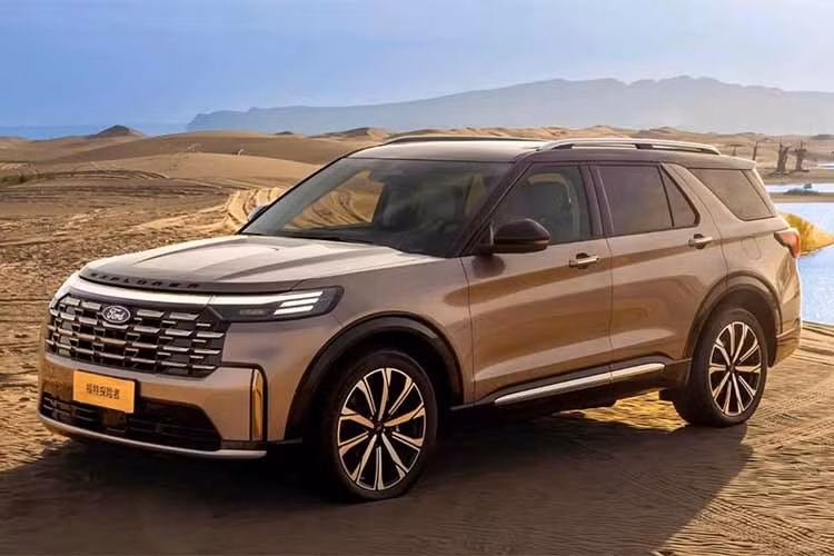 Tuy nhiên, sau khoảng 7 năm có mặt trên thị trường, Ford Explorer hiện là một trong những mẫu SUV ba hàng ghế có tuổi đời lâu nhất trong phân khúc, trong khi phần lớn các đối thủ đã bước sang thế hệ mới. Đáng chú ý, bản facelift 2025 của Explorer thực tế đã xuất hiện tại Trung Quốc từ cuối năm 2022.