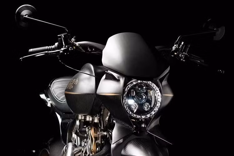 Điểm khác biệt của mẫu Brough Superior Dagger S mới này so với các mẫu trên dường như chỉ nằm ở tư thế lái và tính công thái. Tay lái của xe giờ đây được đặt thấp hơn và hướng về phía trước nhiều hơn, dồn trọng lượng của người lái về phía trước và tạo tư thế lái thể thao tự nhiên hơn.