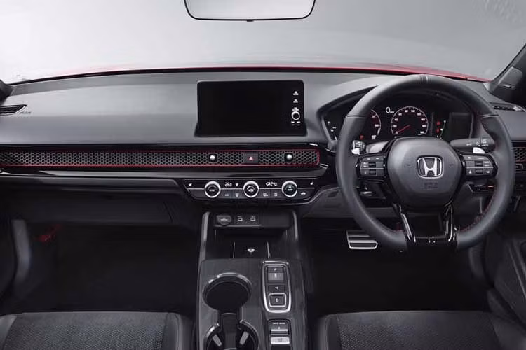Bên cạnh đó, Honda Civic e:HEV S+ SHIFT tại Thái Lan còn được nâng cấp vô-lăng thiết kế mới dạng D-Shape đáy phẳng, bọc da thật, phối chỉ đỏ và điểm nhấn Alcantara ở vị trí trung tâm, nhấn mạnh phong cách thể thao.