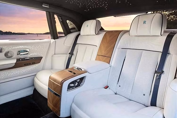 Để tái hiện hiệu ứng chuyển động của sóng biển, nhóm nghệ nhân đã dành khoảng hai tuần thử nghiệm nhiều kỹ thuật pha màu và cách xử lý bề mặt trước khi hoàn thiện phiên bản cuối cùng. Trên trần xe, Rolls-Royce trang bị hệ thống Bespoke Starlight Headliner với 1.307 điểm sáng sợi quang được bố trí thủ công.