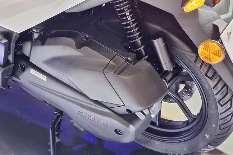 Sức mạnh của Burgman 15 đến từ khối động cơ xi-lanh đơn dung tích 149 cc, làm mát bằng dung dịch và trang bị hệ thống phun xăng điện tử. Động cơ cho công suất tối đa 10,6 kW tại 8.500 vòng/phút và mô-men xoắn cực đại 14,2 Nm tại 6.500 vòng/phút, kết hợp với hộp số vô cấp CVT.