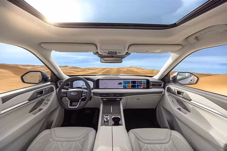 Mới đây, Ford tiếp tục nâng cấp mẫu xe này tại thị trường tỷ dân với nhiều thay đổi ở ngoại thất và nội thất, làm dấy lên khả năng đây sẽ là thiết kế được áp dụng cho các phiên bản toàn cầu trong tương lai. Ở ngoại thất, Ford Explorer mới sở hữu cụm đèn pha thiết kế lại, lưới tản nhiệt vuông vức hơn, cản trước mới cùng dải đèn LED ban ngày kéo dài toàn chiều rộng đầu xe.