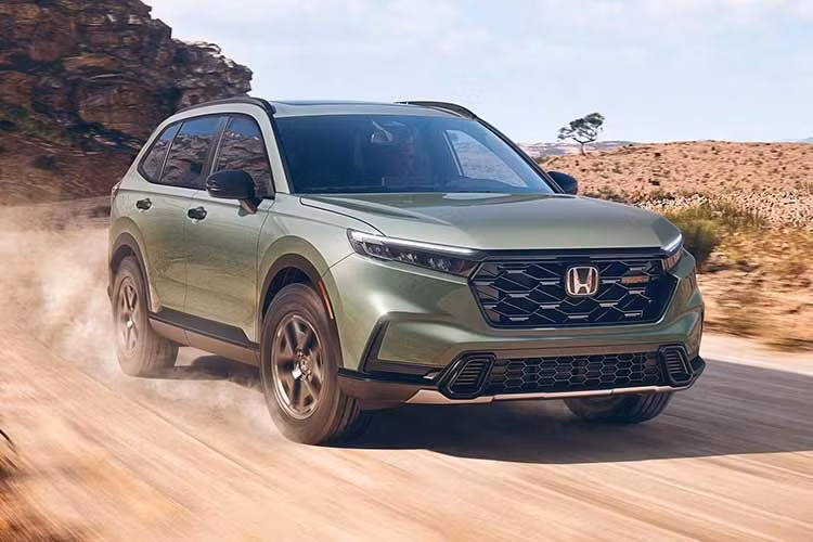 Ford F-150 từ lâu vẫn được xem là "ông vua doanh số" tại Mỹ khi dẫn đầu thị trường này trong 15 trên 16 năm gần nhất. Tuy nhiên, sau nửa đầu năm 2026, mẫu xe bán tải này đang xếp thứ hai, nhường vị trí số 1 cho Honda CR-V với khoảng cách gần 20.000 xe. Dù vậy, cuộc đua vẫn chưa kết thúc và vị trí dẫn đầu của Honda một phần cũng đến từ những yếu tố khách quan.