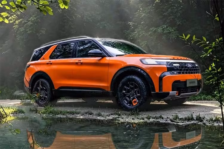 Khoang nội thất của Ford Explorer thế hệ mới cũng được hiện đại hóa với bố cục kỹ thuật số hoàn toàn, bổ sung màn hình dành cho hành khách phía trước. Bệ trung tâm được thiết kế cao hơn so với phiên bản lắp ráp tại Mỹ, giúp tăng thêm không gian chứa đồ.