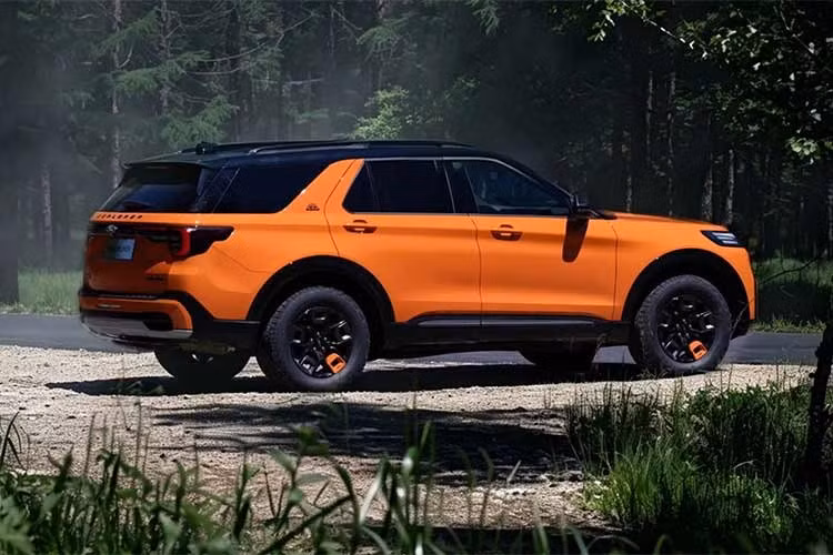 Dù có diện mạo mới, Explorer tại Trung Quốc vẫn sử dụng động cơ EcoBoost 2.3L tăng áp quen thuộc, sản sinh công suất 286 mã lực và mô-men xoắn 445 Nm, kết hợp hộp số tự động 10 cấp. Thị trường này không phân phối phiên bản động cơ V6 cũng như biến thể hybrid.