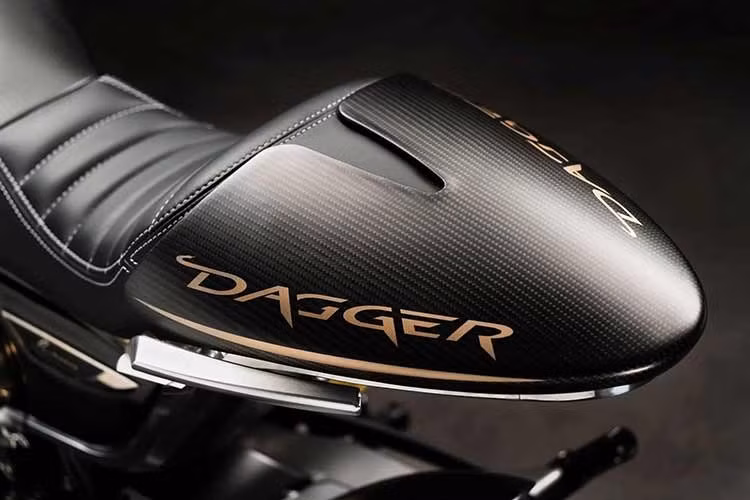 Về mặt cơ khí, Dagger S mới vẫn giữ nguyên như trước, với sức mạnh đến từ động cơ V-twin làm mát bằng nước 997cc do chính Brough sản xuất. Công suất cực đại được công bố là 102 mã lực. Khung xe vẫn giữ nguyên dấu ấn đặc trưng của Brough Superior, hệ thống phuộc bằng nhôm CNC kiểu Fior được thiết kế phức tạp quá mức cần thiết nhưng lại vô cùng bắt mắt.