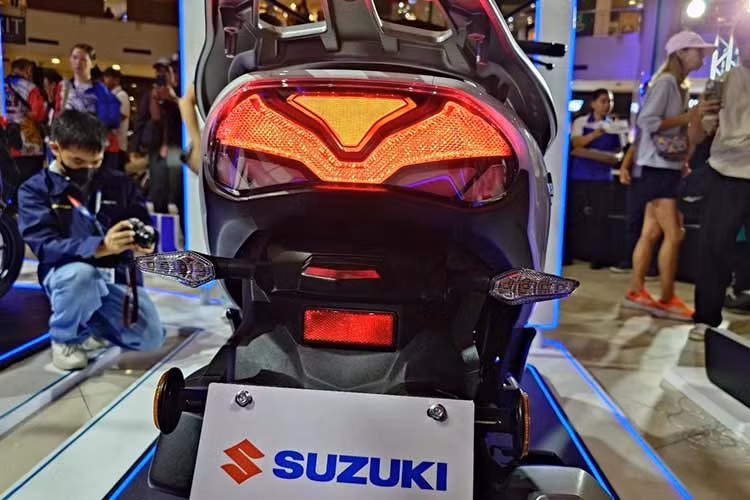 Ngoài ra chiều cao yên xe của Suzuki Burgman 15 2026 được xem là khá phù hợp với thể hình của người châu Á. Xe sở hữu hệ thống đèn chiếu sáng LED toàn bộ, đi kèm đèn passing và đèn cảnh báo nguy hiểm, hỗ trợ tối đa khi di chuyển trong nhiều điều kiện khác nhau.