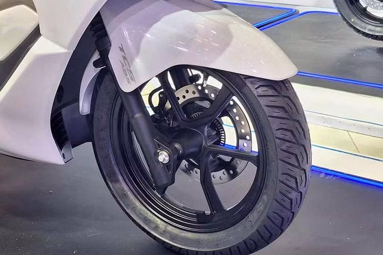 Burgman 15 sử dụng phuộc ống lồng trước, phuộc sau dạng lò xo trụ. Xe sử dụng bộ vành 14 inch ở cả bánh trước và sau, giúp tăng độ ổn định khi vận hành, cộng nghệ hiện đại cho mẫu xe tay ga này chính là hệ thống kiểm soát lực kéo Traction Control, cảm biến áp suất lốp TPMS và phanh ABS hai kênh.