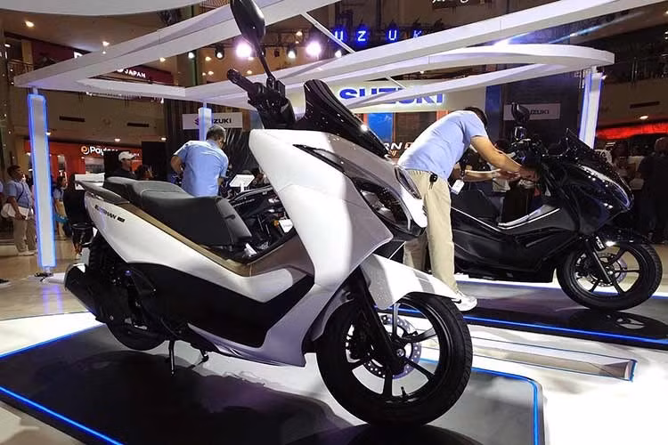 Về thiết kế, mẫu xe tay ga Suzuki Burgman 15 mang phong cách maxi scooter lịch lãm và thực dụng. Xe sử dụng nhiều đường nét bo tròn mềm mại thay vì các mảng cắt xẻ góc cạnh thường thấy trên những mẫu xe thiên về thể thao.