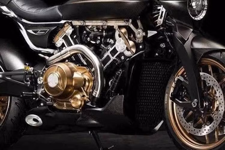 Brough Superior cũng hứa hẹn về tỷ phân bổ trọng lượng 50/50, với trọng lượng được công bố là 200kg. Lực hãm được cung cấp bởi các bộ heo hướng tâm Beringer ở phía trước và sau. Chúng kẹp các đĩa thép không gỉ Beringer 320mm ở phía trước và một đĩa đơn 230mm ở phía sau.