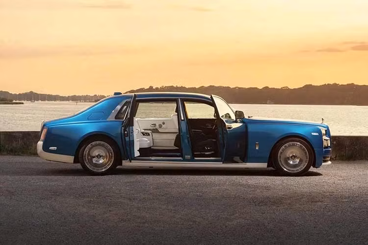 Cửa gió phía ghế hành khách ghi tọa độ của Goodwood House, trong khi cửa gió bên người lái hiển thị tọa độ của nhà máy Rolls-Royce tại Goodwood. Hai địa điểm chỉ cách nhau khoảng 1,6 km, được Rolls-Royce xem là chi tiết khẳng định nguồn gốc và nơi khai sinh của mẫu Phantom Regatta độc bản.