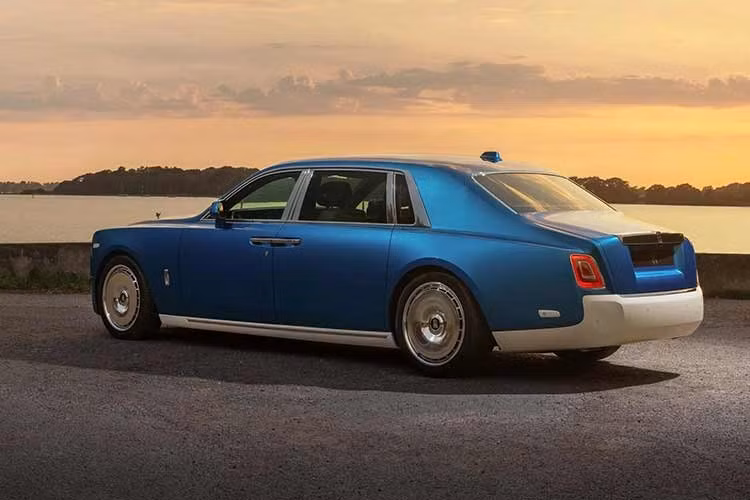 Rolls-Royce Phantom Regatta sẽ được trưng bày lần đầu tại Goodwood Festival of Speed 2026. Thiết kế của mẫu xe cũng gắn với di sản của Sir Henry Royce, đồng sáng lập Rolls-Royce, khi ngôi nhà của ông tại West Wittering chỉ cách trụ sở hiện nay của hãng khoảng 13 km.