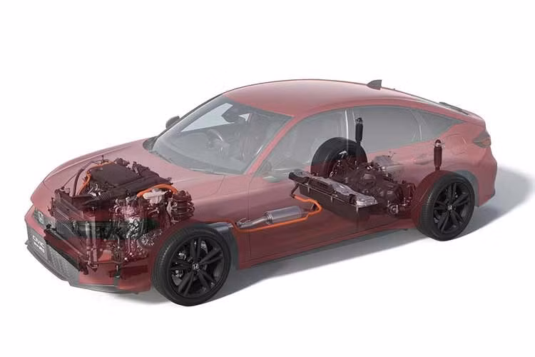 Về sức mạnh, Civic e:HEV S+ SHIFT tiếp tục sử dụng động cơ xăng Atkinson 2.0L mã LFC2, sản sinh 141 mã lực và 182 Nm, kết hợp với 2 mô-tơ điện cho công suất 184 mã lực và mô-men xoắn 315 Nm. Xe sử dụng hộp số e-CVT, dẫn động cầu trước và pin lithium-ion 72 cell đặt dưới hàng ghế sau.