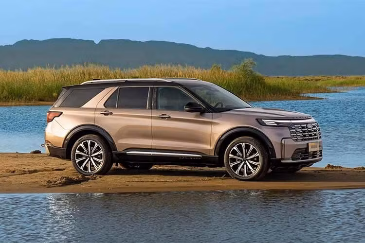 Ford Explorer thế hệ hiện tại ra mắt toàn cầu vào năm 2019 cho đời xe 2020. Sau những vấn đề ban đầu liên quan đến chất lượng sản xuất do ảnh hưởng của đại dịch và đứt gãy chuỗi cung ứng, mẫu SUV này đã được nâng cấp giữa vòng đời vào năm 2025 với một số cải tiến về thiết kế và trang bị.