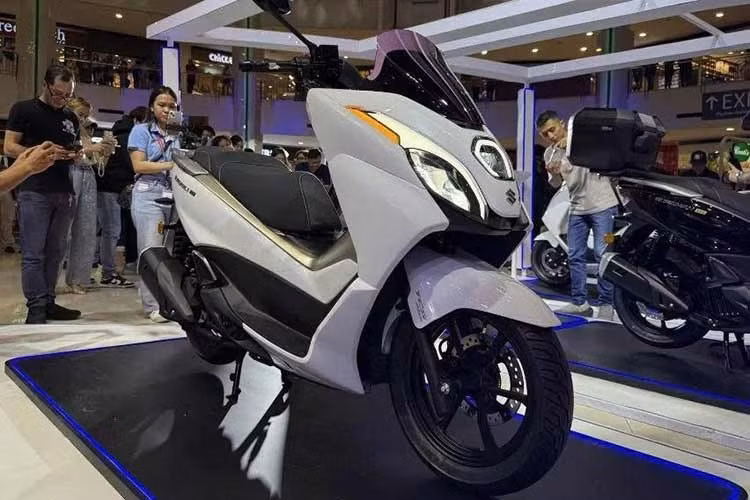 Tại thị trường Philippines, mẫu xe tay ga Suzuki Burgman 15 được bán với mức giá 165.000 peso, (tương đương khoảng 70,5 triệu đồng). khi quy đổi sang tiền Việt. Dự đoán sau Philippines, mẫu xe này sẽ được bán ra tại nhiều thị trường Đông Nam Á khác, nhưng chưa chắc đã về Việt Nam.