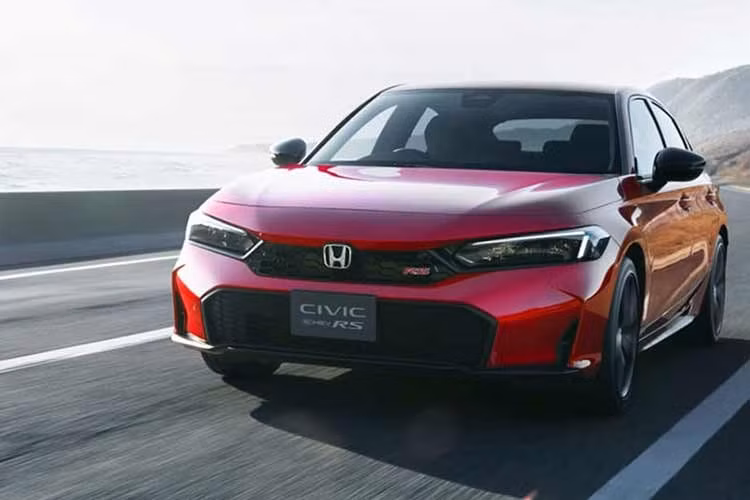 Vào hồi tháng 2/2026, Honda tại Thái Lan đã điều chỉnh dải sản phẩm Civic FE khi loại bỏ động cơ 1.5 Turbo và bổ sung phiên bản e:HEV EL với giá khởi điểm 899.000 baht, qua đó chuyển toàn bộ dòng Civic sang sử dụng hệ truyền động e:HEV Full Hybrid.