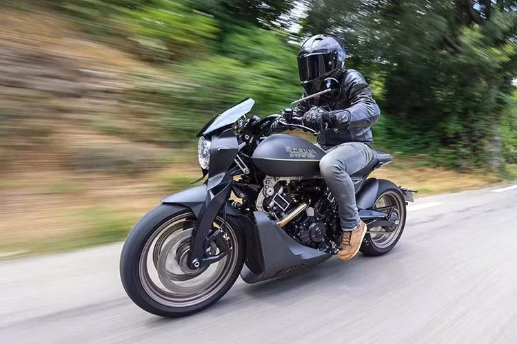 Như thường lệ với xe Brough Superior, giá bán của Dagger S không được công bố trên trang web. Nhưng với một thương hiệu được mệnh danh là "Rolls-Royce 2 bánh", chắc chắn con số cuối cùng sẽ rất đắt.Để tham khảo, chiếc Dagger thường có giá khoảng gần 60.000 Euro (khoảng hơn 1,8 tỷ đồng).
