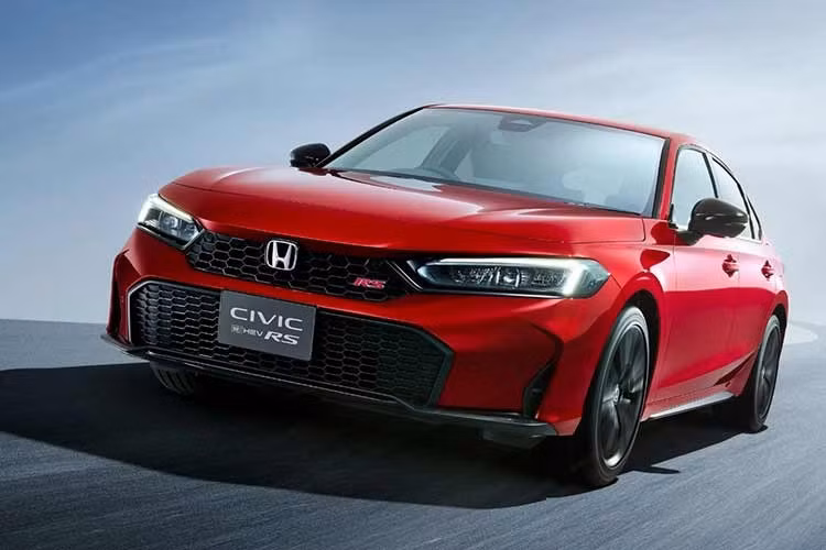 Bên cạnh đó, Honda Civic e:HEV S+ SHIFT 2026 mới sắp ra mắt Thái Lan dự kiến cũng sẽ bổ sung hai màu sơn ngoại thất mới là Blazing Red Pearl và Urban Grey Pearl, thay thế cho màu đỏ Ignite Red hiện tại. Dự đoán sau Thái Lan, mẫu xe này cũng sẽ sớm được đưa về Việt Nam.