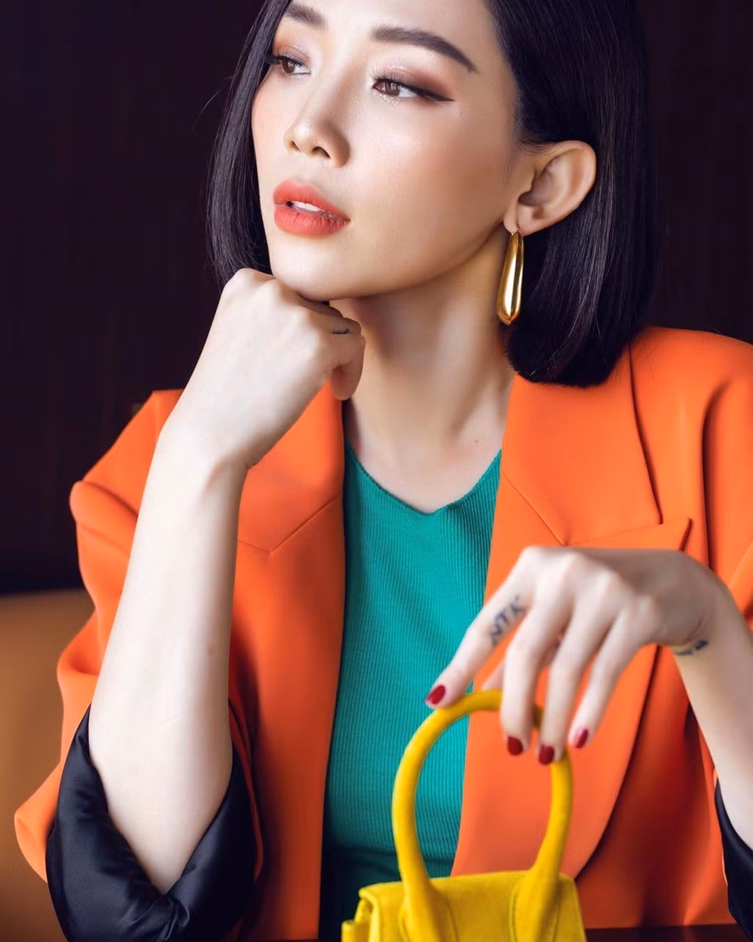 Ngoài hình xăm trên ngón áp út bên bàn tay phải thì Tóc Tiên còn có hình xăm 3 chữ cái ở mặt trong của ngón tay trỏ bàn tay trái, là tên viết tắt của bố cô. Trên cổ tay trái của nữ ca sĩ có dòng chữ "Be yourself" mang ý nghĩa nhắc cô phải là chính mình trước khi trở thành ca sĩ hay diễn viên hay bất kỳ ai trong showbiz. Cạnh đó, Tóc Tiên còn xăm ký tự Pi, có hình dạng giống như 2 chữ T - viết tắt tên cô.