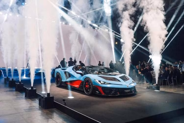 Chỉ có đúng 15 chiếc Lamborghini Fenomeno Roadster được sản xuất, ít hơn 14 chiếc so với phiên bản coupe. Giá bán của siêu xe mui trần này ước tính lên đến 5 triệu Euro (khoảng 154,6 tỷ đồng), cao hơn đáng kể so với mức 3 triệu Euro (92,7 tỷ đồng) của bản coupe. Không có gì ngạc nhiên khi toàn bộ 15 chiếc siêu xe này hiện đều đã có chủ sở hữu.
