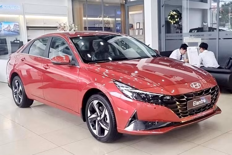 Hyundai Elantra: 29 xe ﻿Vị trí thứ 6 trong top 10 ôtô bán kém nhất Việt Nam trong tháng 4/2026 là Hyundai Elantra. Doanh số của mẫu xe Hàn Quốc này đạt 29 chiếc, giảm 19,4%. Con số này khiến doanh số tích lũy trong 4 tháng đầu năm 2026 của Hyundai Elantra chỉ nhích lên 153 chiếc. Tương tự đối thủ Toyota Corolla Altis, Hyundai Elantra bị tác động bởi nhu cầu mua sedan hạng C của người Việt giảm sút mạnh.