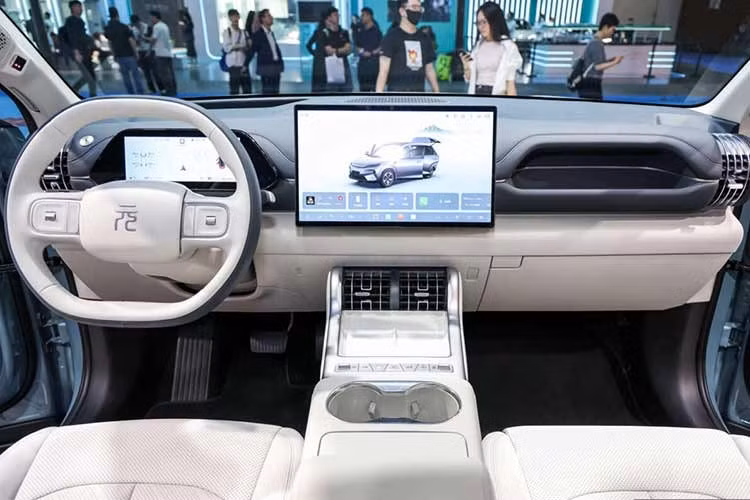 Không chỉ thiết kế mà kích thước của BYD Atto 3 mới cũng đã được thay đổi. Thuộc phân khúc SUV cỡ C, mẫu xe này sở hữu kích thước dài x rộng x cao lần lượt 4.665 x 1.895 x 1.675 mm và chiều dài cơ sở 2.770 mm. So với thế hệ trước, xe dài hơn 210 mm, rộng hơn 20 mm và cao hơn 60 mm trong khi chiều dài cơ sở tăng 50 mm.