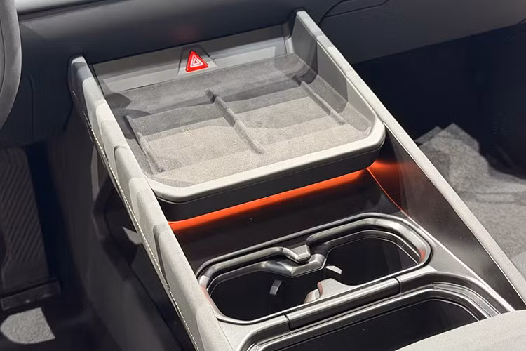 Đội ngũ Hyundai tại Trung Quốc đã phát triển mẫu xe này quanh màn hình 4K siêu mỏng kích thước 27 inch, kết hợp màn hình hiển thị thông tin kính lái HUD Cyber Eye cùng hệ thống đèn viền lấy cảm hứng từ tinh vân. Hệ thống còn tích hợp chip Snapdragon 8295 của Qualcomm cùng các tính năng trí tuệ nhân tạo AI phát triển dựa trên công nghệ của Baidu và Volcano Engine.