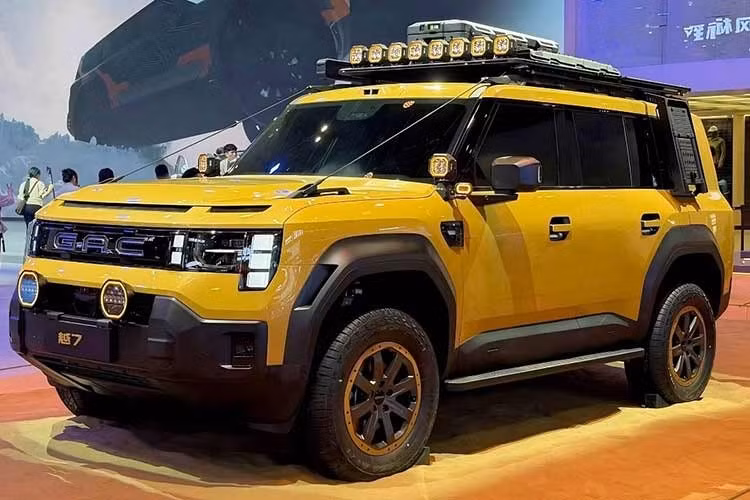 Thế hệ đầu tiên của các mẫu xe của thương hiệu Trumpchi của GAC từng bị đánh giá là nhạt nhòa, thiếu cảm hứng và lỗi thời. Tuy nhiên, hãng xe Trung Quốc đã có nhiều thay đổi trong những năm gần đây. Hiện thương hiệu này đã tạo ra những mẫu xe đủ sức cạnh tranh dù thiết kế đôi khi vẫn gợi nhớ đến các dòng xe nổi tiếng khác và GAC Trumpchi Yue 7 là sản phẩm mới nhất.