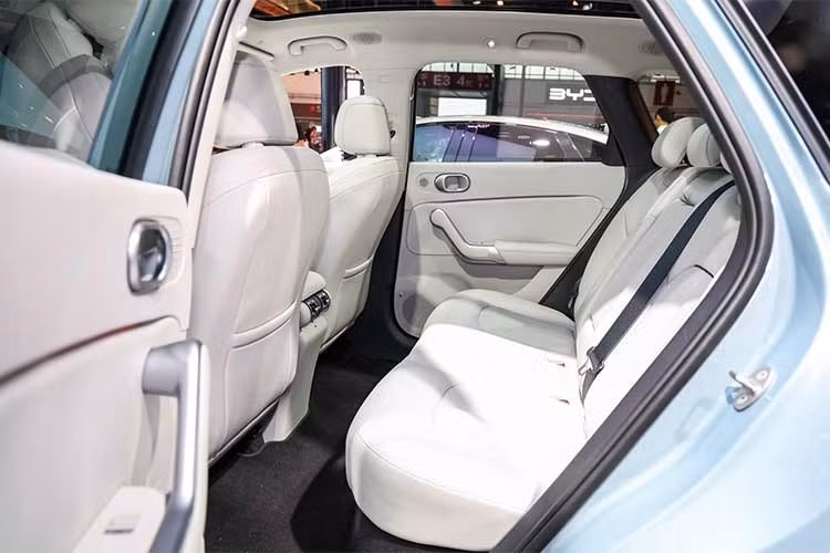 Theo thông tin từ phía đại lý, BYD Atto 3 mới có thể có giá khởi điểm khoảng 120.000 nhân dân tệ (tương đương 17.640 USD) cho phiên bản 540 Leading. Các phiên bản cao hơn dự kiến dao động từ 130.000-150.000 nhân dân tệ (khoảng 19.110-22.050 USD). Những xe được trang bị cảm biến LiDAR tùy chọn có thể phải trả thêm khoảng 12.000 nhân dân tệ (1.764 USD).