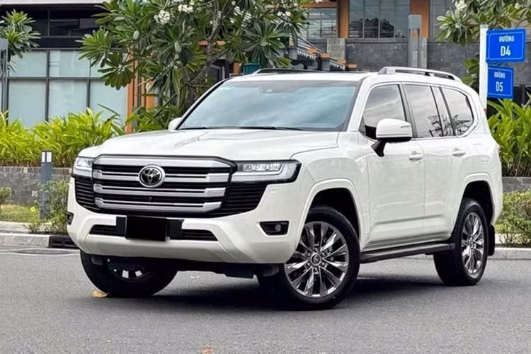Toyota Land Cruiser: 48 xe ﻿Xếp ngay phía sau người anh em Land Cruiser Prado là Toyota Land Cruiser. Doanh số của mẫu xe này giảm 25% xuống còn 48 chiếc. Doanh số cộng dồn trong 4 tháng đầu năm của Toyota Land Cruiser đạt 261 chiếc. Với giá bán khởi điểm lên đến 4,58 tỷ đồng, Toyota Land Cruiser rõ ràng không phải là mẫu xe dành cho số đông.