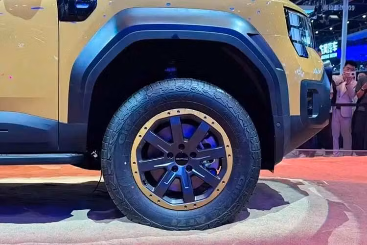 Hốc bánh của mẫu SUV này có thiết kế cơ bắp, tương tự tay nắm cửa và bậc lên xuống bên sườn. Ngoài ra, GAC Trumpchi Yue 7 còn có nhiều tùy chọn mâm khác nhau, bao gồm loại lấy cảm hứng từ thiết kế beadlock với các nan màu đen. Phía sau, xe được trang bị giá treo lốp dự phòng và cửa cốp mở sang ngang vốn là đặc trưng của SUV việt dã.
