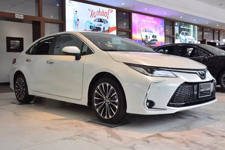 Toyota Corolla Altis: 1 xe ﻿Trong tháng 4/2026, Toyota Việt Nam chỉ bán được đúng 1 chiếc Corolla Altis cho người Việt, giảm đến 80%. Trong khi đó, doanh số cộng dồn trong 4 tháng đầu năm nay của mẫu sedan hạng C này chỉ đạt 16 chiếc. Toyota Corolla Altis hiện đã đánh mất sức hút ở thị trường Việt Nam do đã lâu chưa được nâng cấp đáng kể về mặt thiết kế và trang bị.