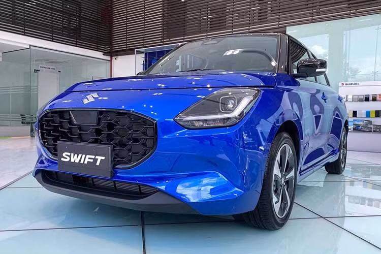 Suzuki Swift: 6 xe ﻿Suzuki Swift một lần nữa lọt vào top 10 ôtô bán kém nhất toàn thị trường trong tháng 4/2026 với doanh số chỉ vỏn vẹn 6 chiếc, giống hệt tháng liền trước. Con số này nâng doanh số tích lũy từ đầu năm 2026 đến nay của mẫu xe hatchback hạng B này lên 63 chiếc. Suzuki Swift ở Việt Nam có giá dao động từ 569-577 triệu đồng, không phải là rẻ trong khi trang bị lại khá cơ bản.