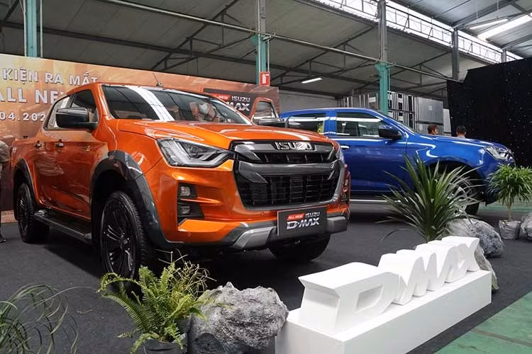 Isuzu D-Max: 11 xe ﻿Tương tự người anh em mu-X, Isuzu D-Max, mẫu xe bán tải này là lựa chọn của 11 khách hàng, giảm 88%. Doanh số tích lũy trong năm 2026 tính đến thời điểm này của Isuzu D-Max chỉ 317 chiếc, thấp nhất phân khúc. Cũng như mu-X, Isuzu D-Max có sức bán kém ở Việt Nam vì thiết kế kém hấp dẫn so với các đối thủ cùng phân khúc và thương hiệu gắn liền với ô tô tải thay vì xe du lịch.