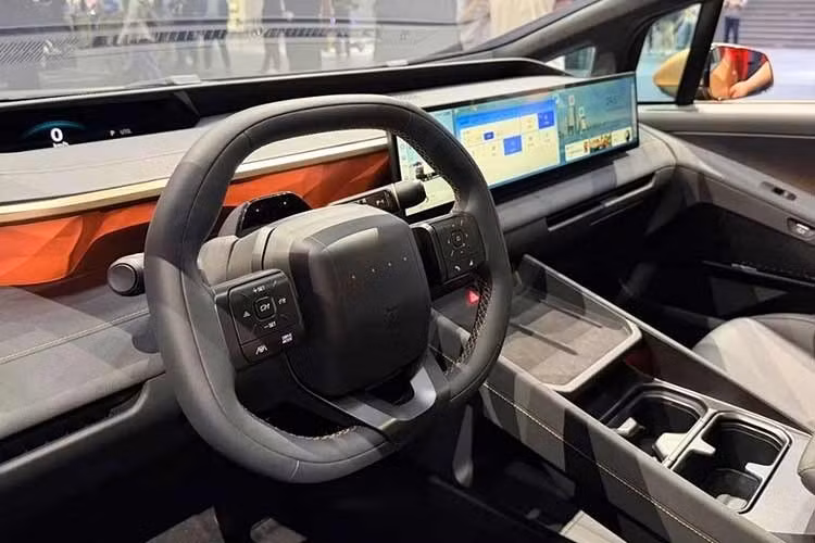 Theo hồ sơ đăng kiểm, GAC Trumpchi Yue 7 có chiều dài dao động từ 4.999 mm đến 5.045 mm tùy phiên bản, chiều rộng tối đa 2.030 mm và chiều cao 1.933 mm trong khi chiều dài cơ sở đạt 2.900 mm. Trọng lượng không tải dừng ở mức 2.330 kg. Các thông số này đưa mẫu xe Trung Quốc tiến gần tới kích thước tổng thể của Land Rover Defender 110 dù chiều dài cơ sở ngắn hơn đôi chút.