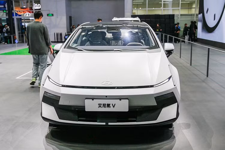 Phiên bản mạnh hơn sử dụng mô-tơ điện mượn từ Hyundai Ioniq 5 tại nhiều thị trường. Trong khi đó, bản công suất thấp hơn dự kiến sẽ gây thất vọng khi thậm chí còn yếu hơn cả Hyundai Elantra N Line đang bán ở một số thị trường với công suất tối đa 201 mã lực. Theo kế hoạch của Hyundai, các phiên bản hybrid mở rộng phạm vi hoạt động (EREV) và phiên bản thuần điện dẫn động 4 bánh AWD với hai mô-tơ sẽ được bổ sung sau.