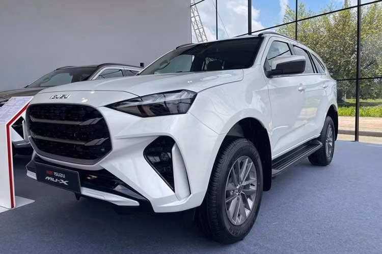 Isuzu mu-X: 3 xe ﻿Đứng ở vị trí thứ 2 trong top 10 là Isuzu mu-X với doanh số đạt 3 chiếc, giảm 81,25%. Doanh số cộng dồn trong 4 tháng đầu năm của mẫu SUV hạng D này cũng rất khiêm tốn, chỉ đạt 62 chiếc. Trong phân khúc SUV hạng D, Isuzu mu-X có lợi thế về giá bán, dao động từ 928 triệu đến 1,269 tỷ đồng. Tuy nhiên, xe lại kén khách vì thiết kế và thương hiệu.