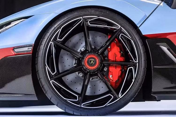 Sức mạnh này cho phép Lamborghini Fenomeno Roadster mui trần tăng tốc từ 0-100 km/h trong 2,4 giây, 0-200 km/h trong 6,8 giây và đạt tốc độ tối đa vượt 340 km/h. Như vậy, Fenomeno Roadster chính là mẫu xe mui trần mạnh nhất từng được Lamborghini sản xuất tính đến thời điểm này.