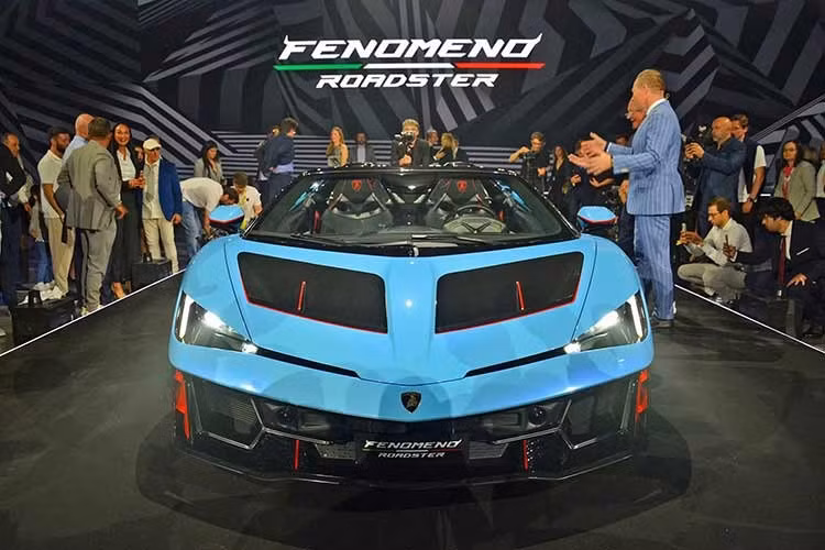 Lamborghini đã chính thức trình làng Fenomeno Roadster 2026 - mẫu siêu xe mui trần sản xuất giới hạn dựa trên phiên bản coupe đã ra mắt vào năm 2025. Điểm nhấn đáng chú ý nhất của siêu xe này là động cơ. Cụ thể, Lamborghini Fenomeno Roadster sử dụng chung động cơ V12, hút khí tự nhiên, dung tích 6.5L với phiên bản coupe.