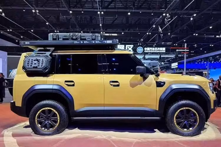 Danh mục sản phẩm hiện tại của hãng bao gồm xe sedan, SUV và MPV, nhưng Yue 7 lại đi theo hướng hoàn toàn khác. Đây là mẫu SUV địa hình thực thụ đầu tiên của Trumpchi, xe sở hữu ngoại hình đúng chất off-road và GAC dường như đã đạt được điều đó phần nào nhờ vào việc vay mượn khá nhiều chi tiết thiết kế quen thuộc từ Toyota Land Cruiser và Land Rover Defender.