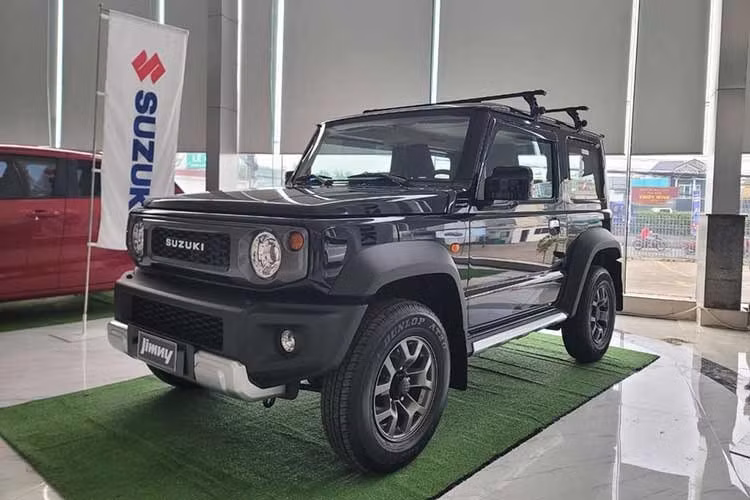 Suzuki Jimny: 7 xe ﻿Xếp phía sau Swift là mẫu xe cùng thương hiệu Suzuki Jimny. Doanh số của mẫu SUV cỡ nhỏ này đạt 7 chiếc, giảm 77,4%, đưa kết quả cộng dồn trong 4 tháng đầu năm nay của xe lên 82 chiếc. Trong những tháng qua, Suzuki Jimny đã liên tục được hãng áp dụng chương trình ưu đãi chính hãng lên đến 95 triệu đồng. Tuy nhiên, doanh số của xe vẫn chưa được cải thiện.
