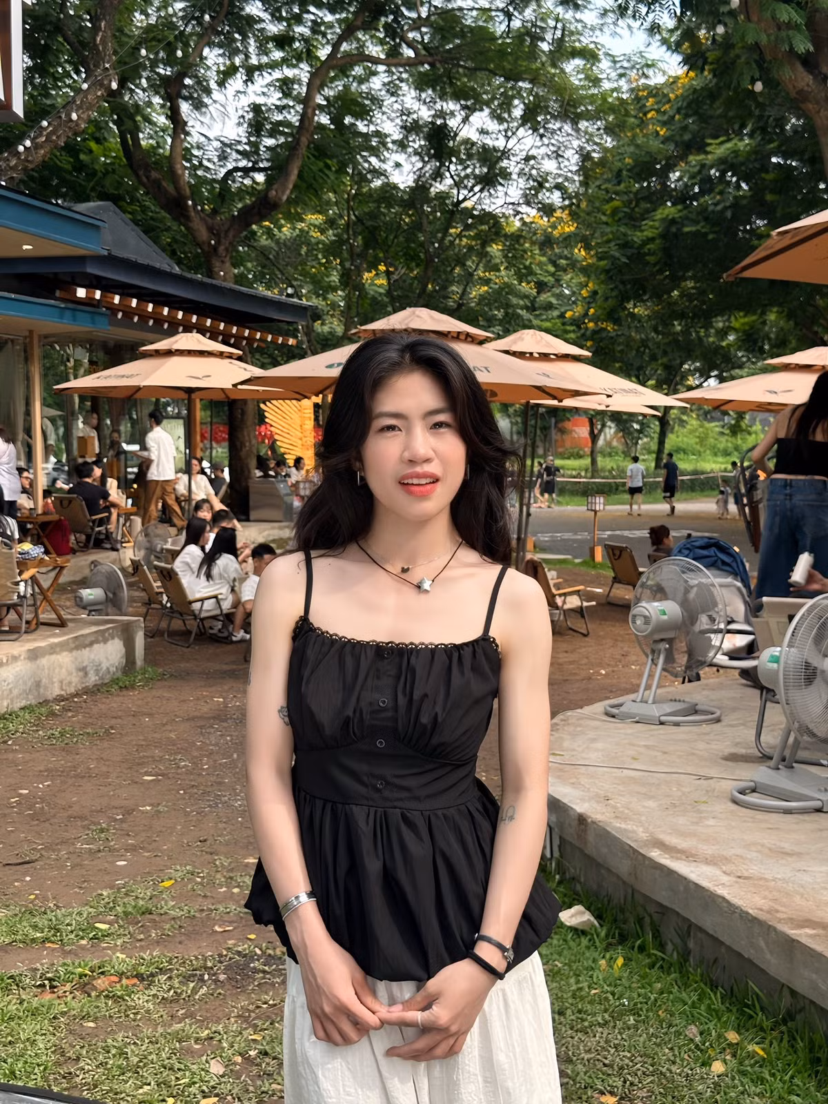 Tiền vệ Nguyễn Thị Thanh Nhã vừa chia sẻ loạt ảnh đời thường trên trang cá nhân. Chỉ trong ít phút đăng tải, bài đăng của cầu thủ sinh năm 2001 nhanh chóng thu hút sự chú ý bởi hình ảnh trẻ trung, nữ tính và đầy sức sống.