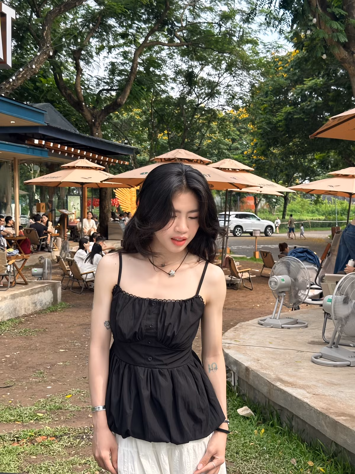 Diện áo hai dây đơn giản, để tóc dài buông xõa và trang điểm nhẹ nhàng, Thanh Nhã khoe vẻ đẹp trong trẻo cùng thần thái cuốn hút, khác xa hình ảnh mạnh mẽ thường thấy trên sân cỏ.