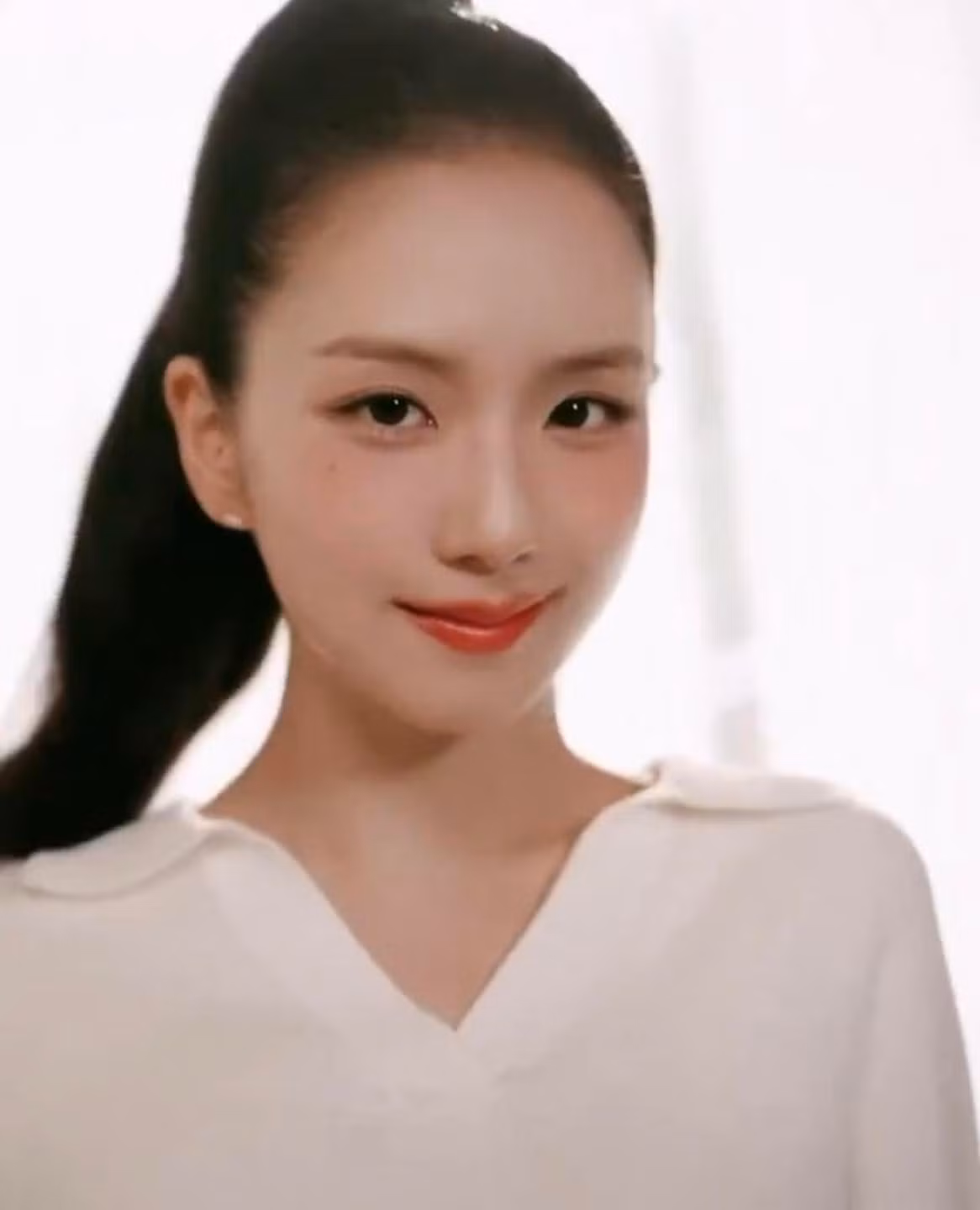 Kim Jisoo sinh ngày 3/1/1995, là thành viên lớn tuổi nhất, visual và giọng ca chính của nhóm nhạc nữ đình đám BLACKPINK. Kể từ khi ra mắt năm 2016, cô cùng các thành viên đã đưa BLACKPINK trở thành hiện tượng âm nhạc toàn cầu, sở hữu loạt bản hit và những tour diễn quy mô quốc tế.